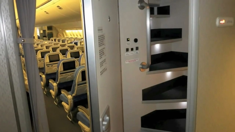 Dormitorios secretos de los auxiliares de vuelo en vuelos de larga distancia