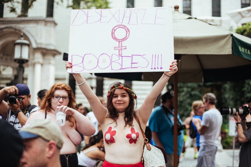 Dos feministas rusas caminaron por el centro de Nueva York, exponiendo sus senos