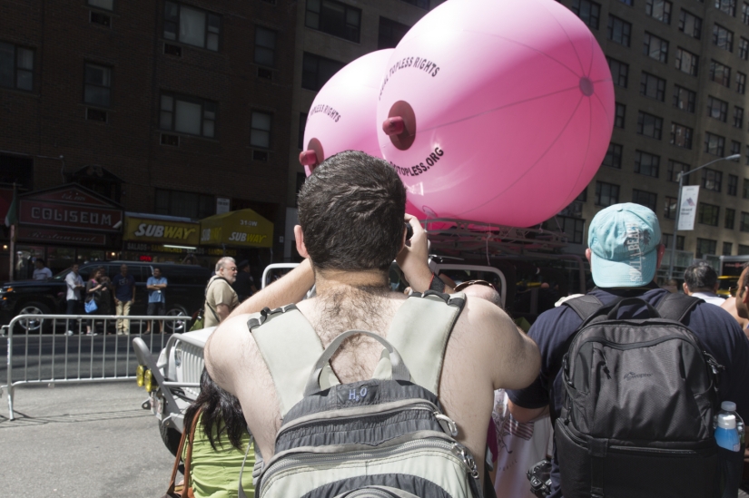 Dos feministas rusas caminaron por el centro de Nueva York, exponiendo sus senos