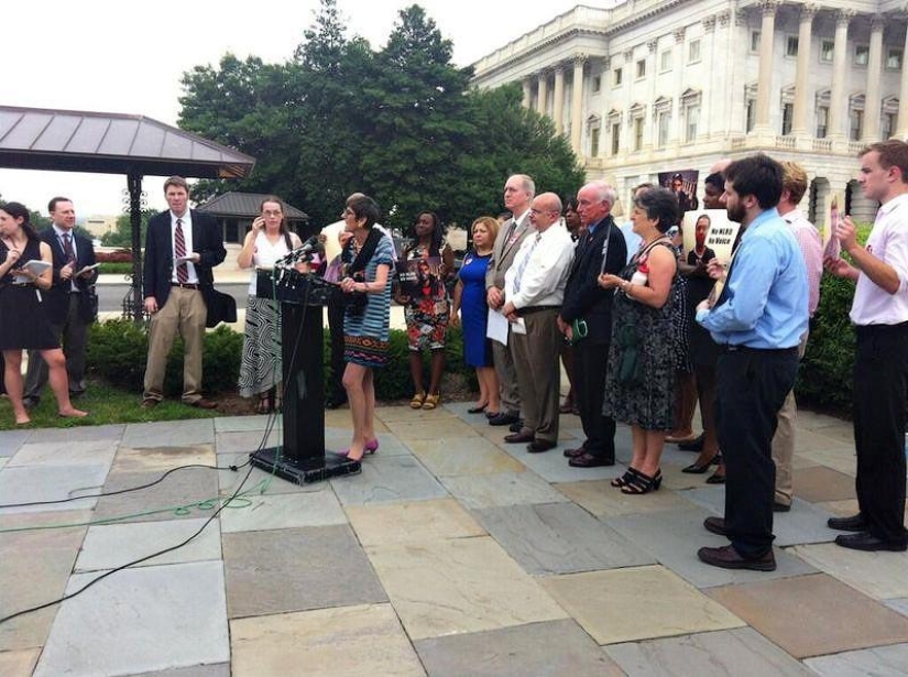 &quot;Dress code? No, I didn’t hear ”: An extravagant female politician from the USA in hipster outfits