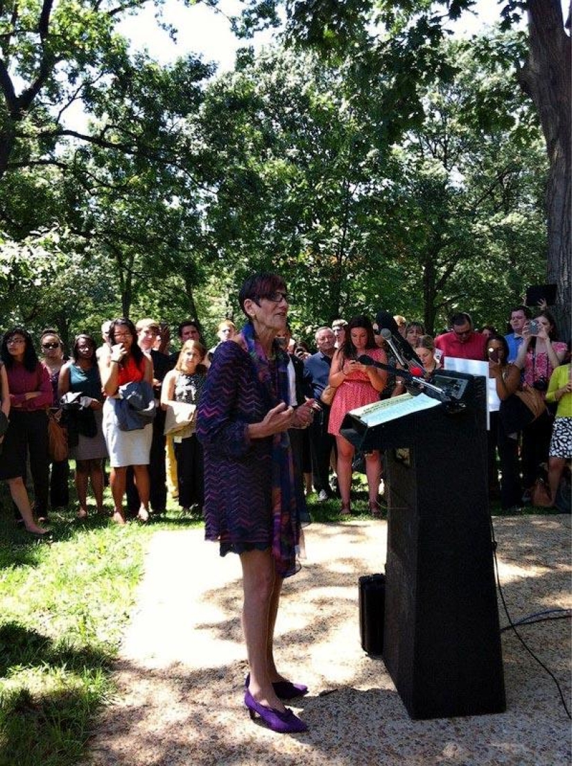 &quot;Dress code? No, I didn’t hear ”: An extravagant female politician from the USA in hipster outfits