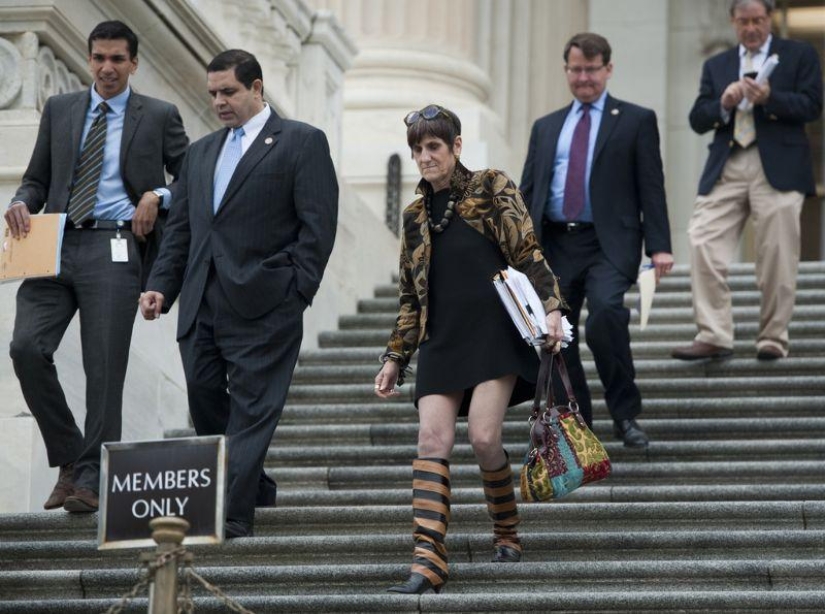 &quot;Dress code? No, I didn’t hear ”: An extravagant female politician from the USA in hipster outfits