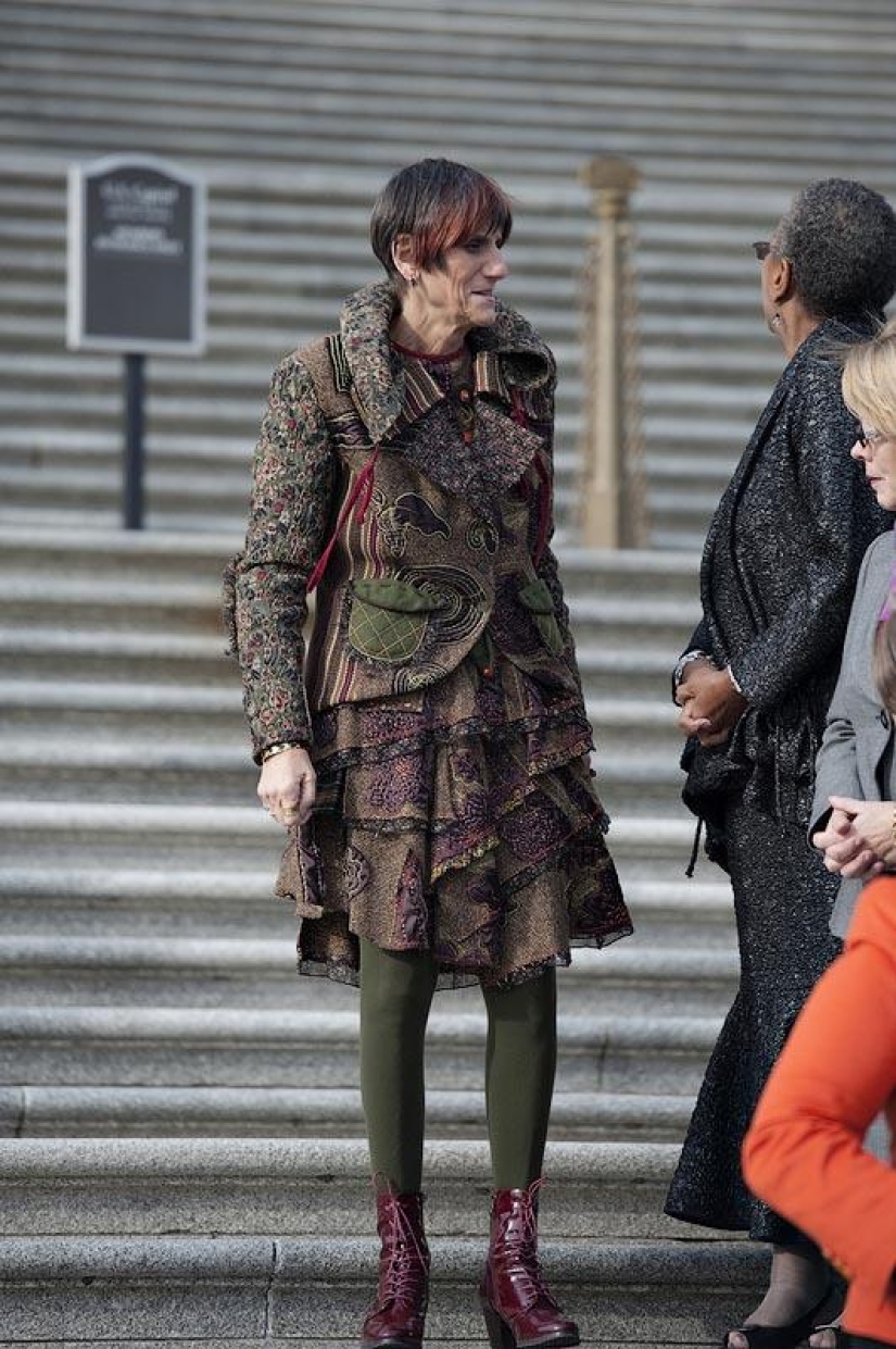 &quot;Dress code? No, I didn’t hear ”: An extravagant female politician from the USA in hipster outfits