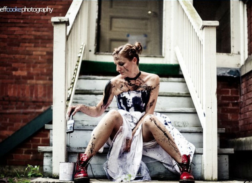 Dress in the trash - freaky wedding photography trend