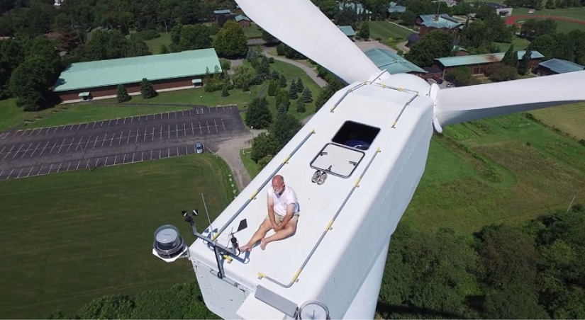 Drone captado tomando el sol en un molino de viento