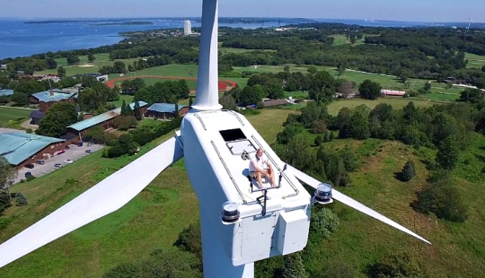 Drone captado tomando el sol en un molino de viento