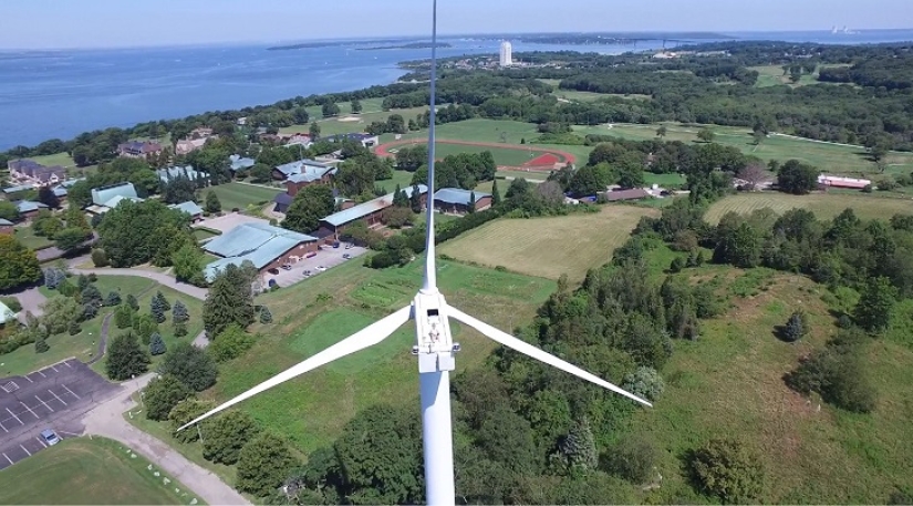 Drone captado tomando el sol en un molino de viento