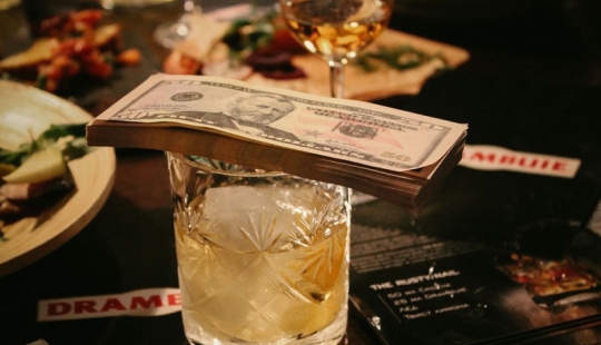 Drumbuie es el primer licor escocés a base de whisky. Drumbuie es el primer licor escocés a base de whisky.