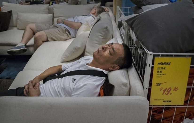 Durmientes en la tienda IKEA