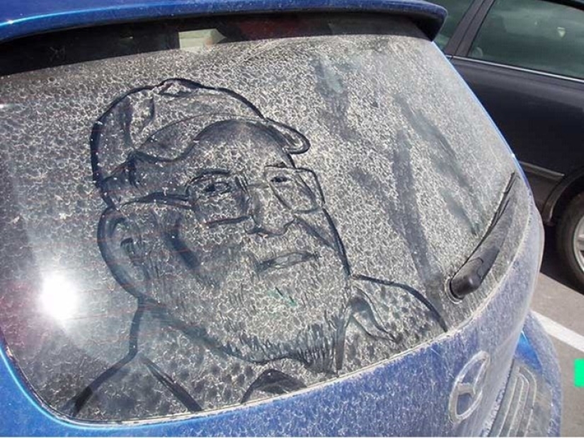 Dusty work: the artist paints cool paintings on dirty car windows