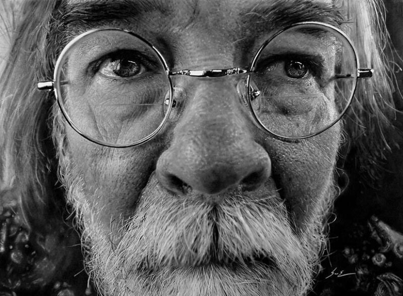 Dylan Eakin and his photorealistic charcoal drawings