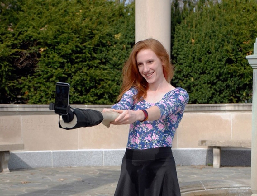 Eche una mano amiga: Selfie Stick de los artistas Crowe y Schnee