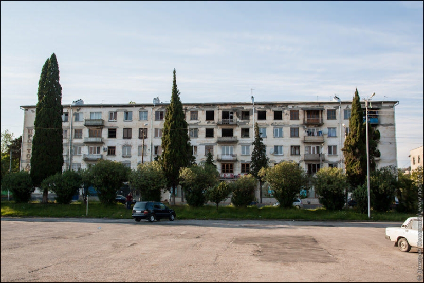 Edificios abandonados y devastación en Abjasia