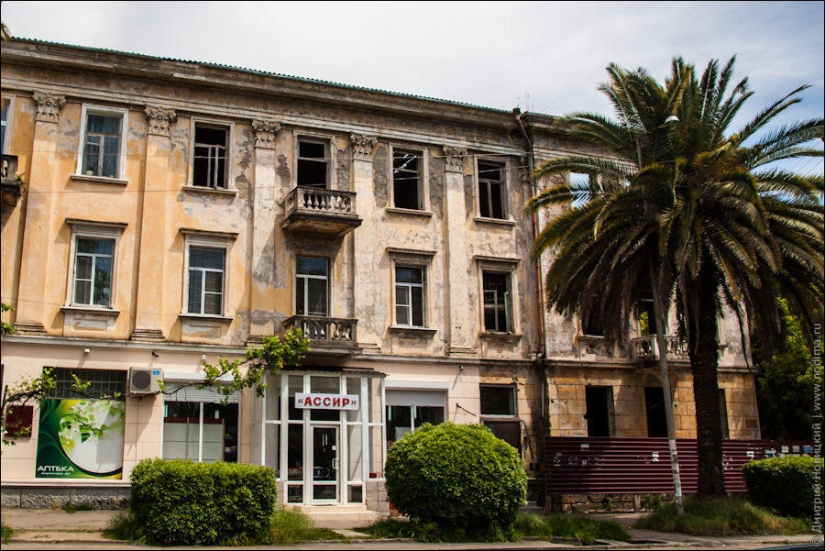 Edificios abandonados y devastación en Abjasia