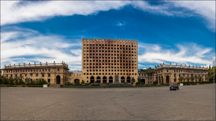 Edificios abandonados y devastación en Abjasia