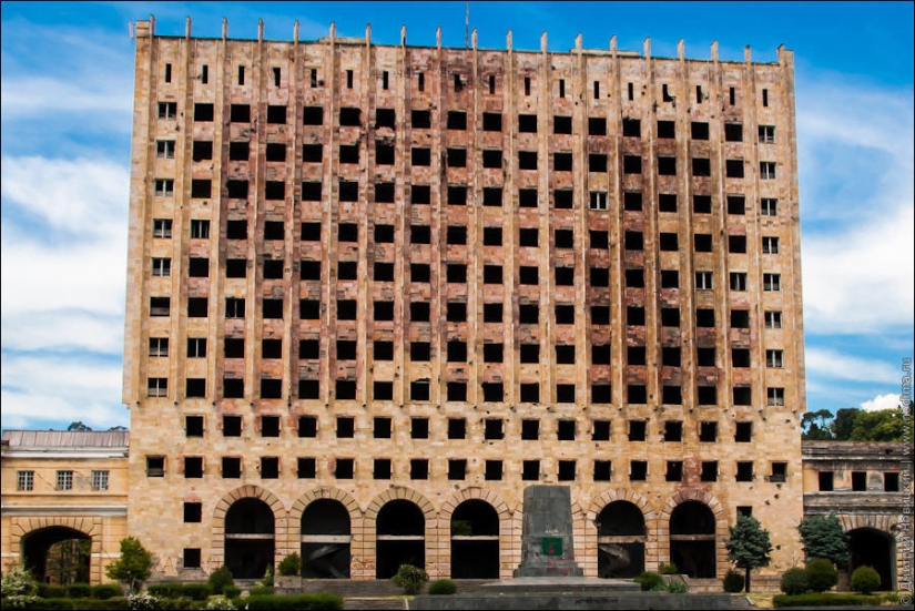 Edificios abandonados y devastación en Abjasia