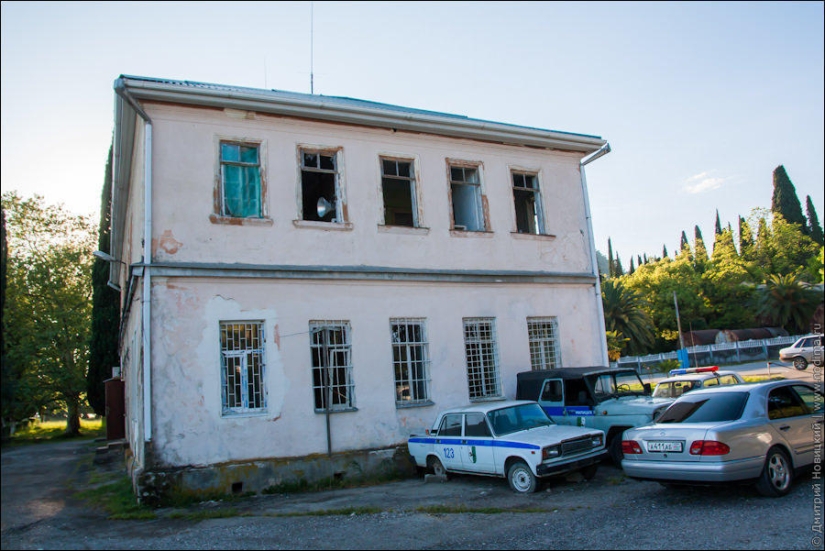 Edificios abandonados y devastación en Abjasia