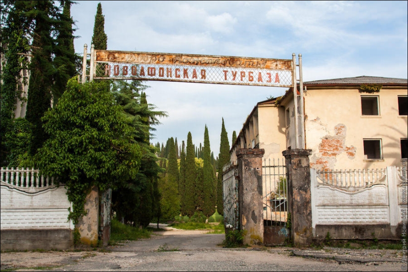 Edificios abandonados y devastación en Abjasia