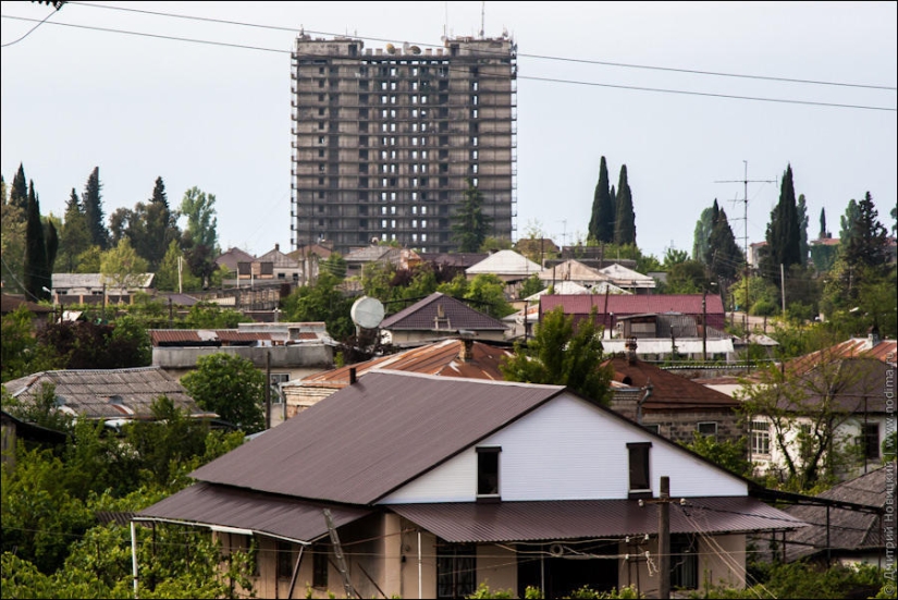 Edificios abandonados y devastación en Abjasia