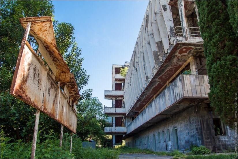 Edificios abandonados y devastación en Abjasia