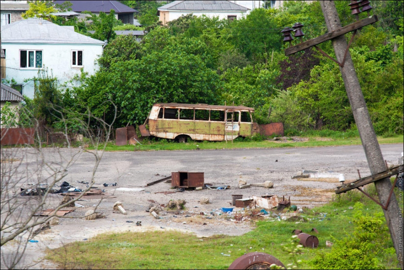 Edificios abandonados y devastación en Abjasia