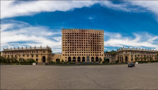 Edificios abandonados y devastación en Abjasia