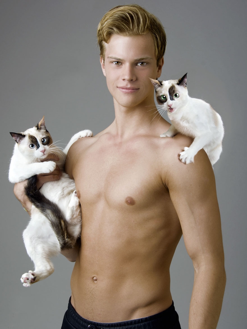Efecto combinado: fotógrafo toma fotos hipnotizantes de bellezas semidesnudas con gatos