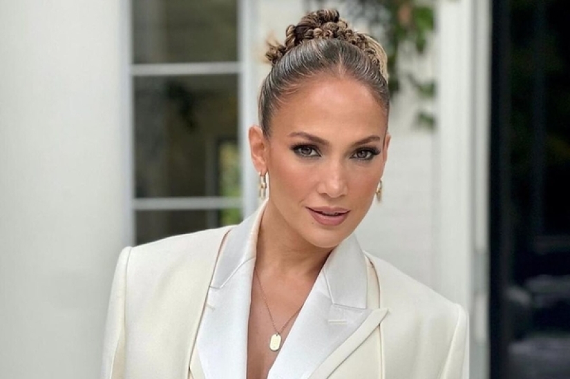 El abrigo de piel más de moda del invierno 2023 - Jennifer Lopez