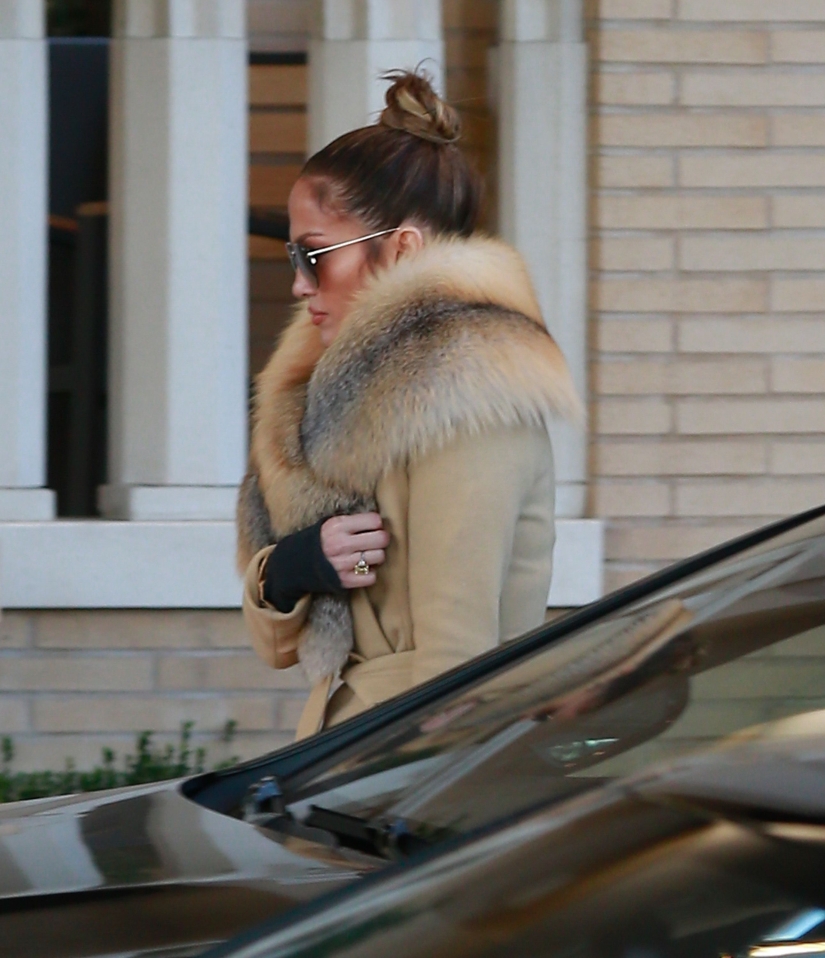 El abrigo de piel más de moda del invierno 2023 - Jennifer Lopez