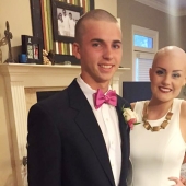El adolescente se rapó la cabeza en solidaridad con su novia con cáncer