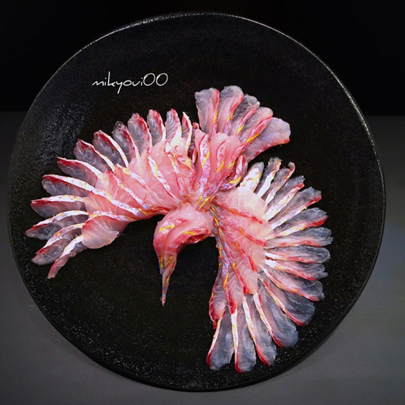 El arte culinario de placas: el chef Japonés se convierte corte el pescado en verdaderas obras maestras