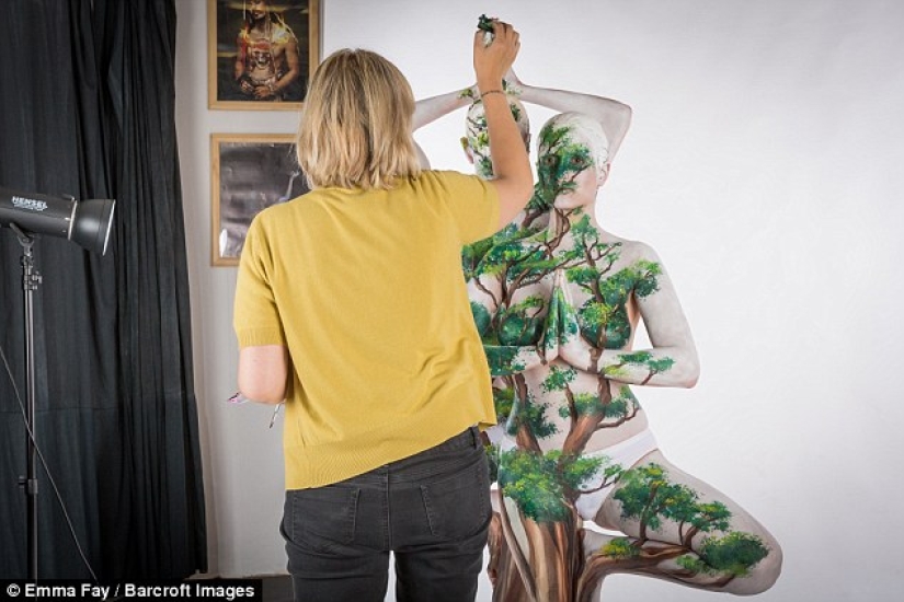 El artista convierte cuerpos desnudos en ilusiones ópticas con animales salvajes