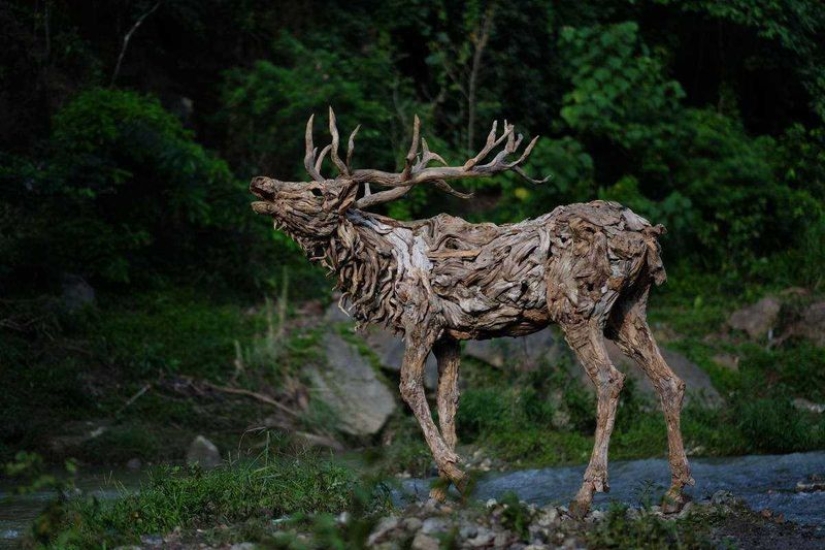 El artista convirtió madera flotante en hermosas esculturas de animales en movimiento