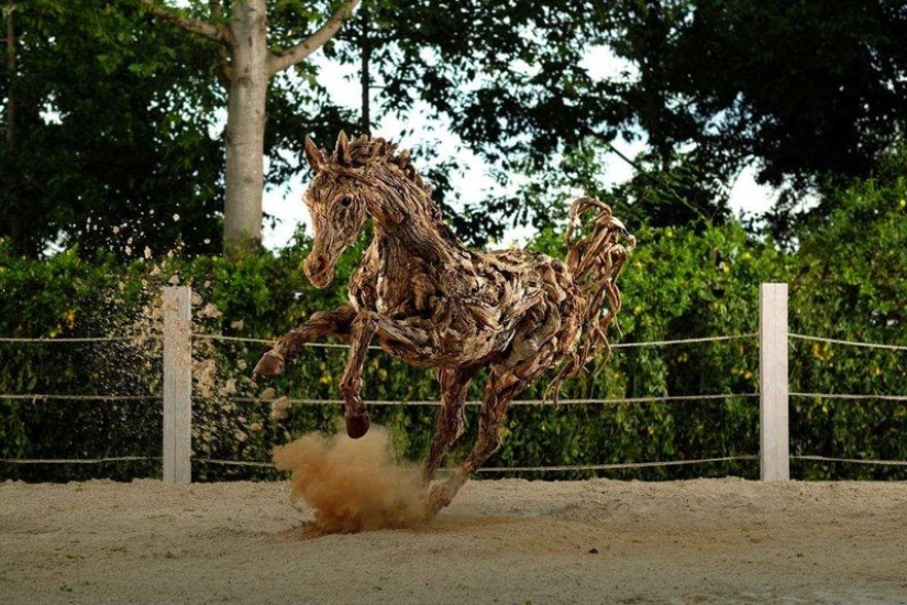 El artista convirtió madera flotante en hermosas esculturas de animales en movimiento