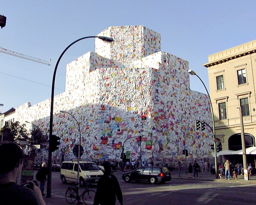 El artista Ha Schult envolvió la antigua oficina de correos de Berlín con miles de cartas de amor