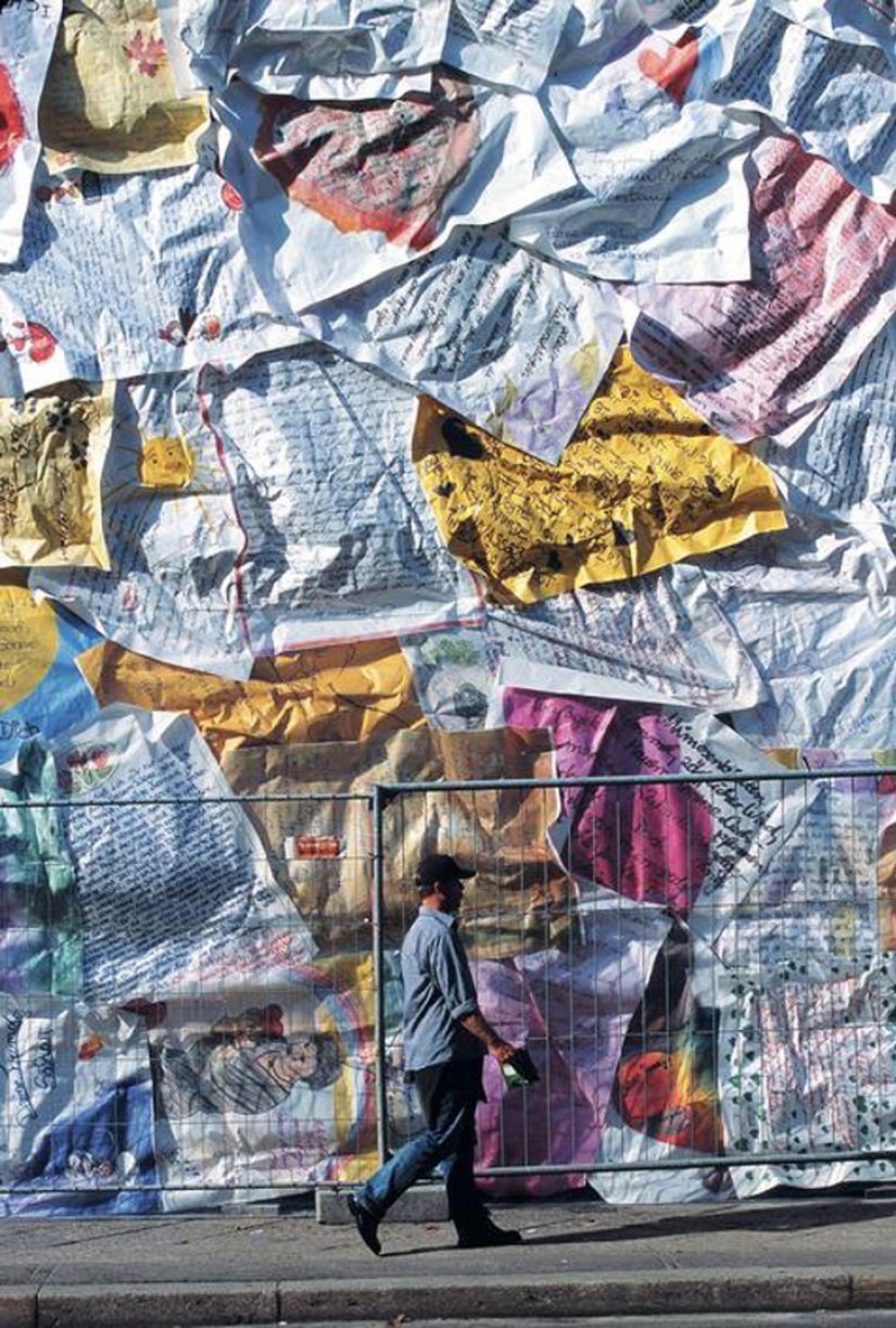 El artista Ha Schult envolvió la antigua oficina de correos de Berlín con miles de cartas de amor