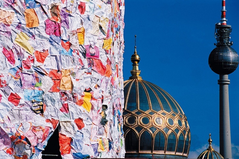 El artista Ha Schult envolvió la antigua oficina de correos de Berlín con miles de cartas de amor