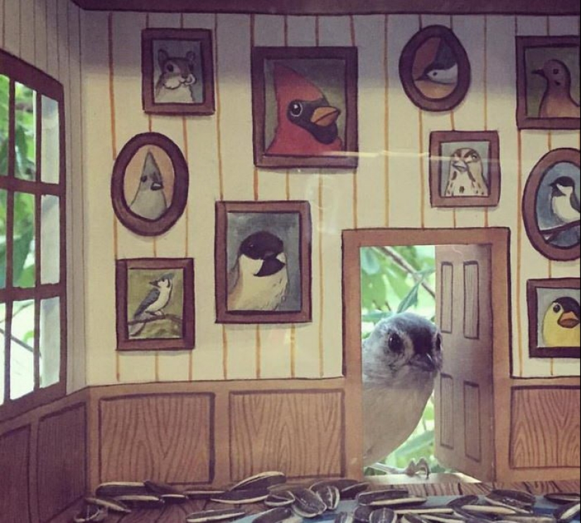 El artista hace lindas casas para pájaros