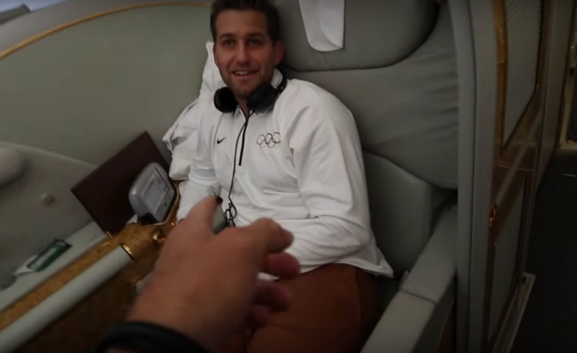 El blogger estadounidense voló de Dubai a Nueva York en primera clase de forma gratuita, un boleto que cuesta 2 21,000