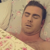 El chico no cumplió su promesa y se quedó dormido, y la niña decidió vengarse