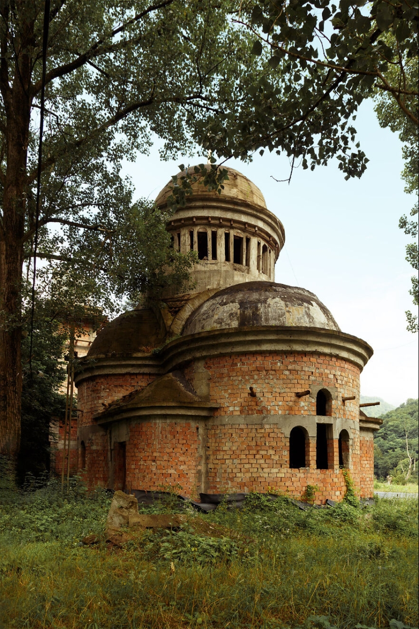 “El eco de lo sagrado olvidado”: exploré los lugares religiosos abandonados más hermosos