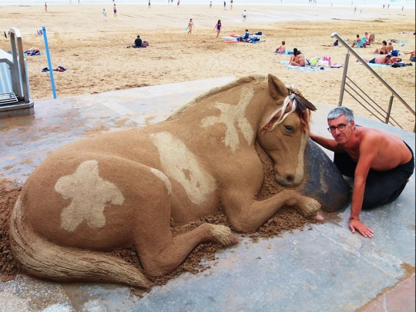El escultor Andoni Bastarrica y sus asombrosas pero efímeras creaciones en arena