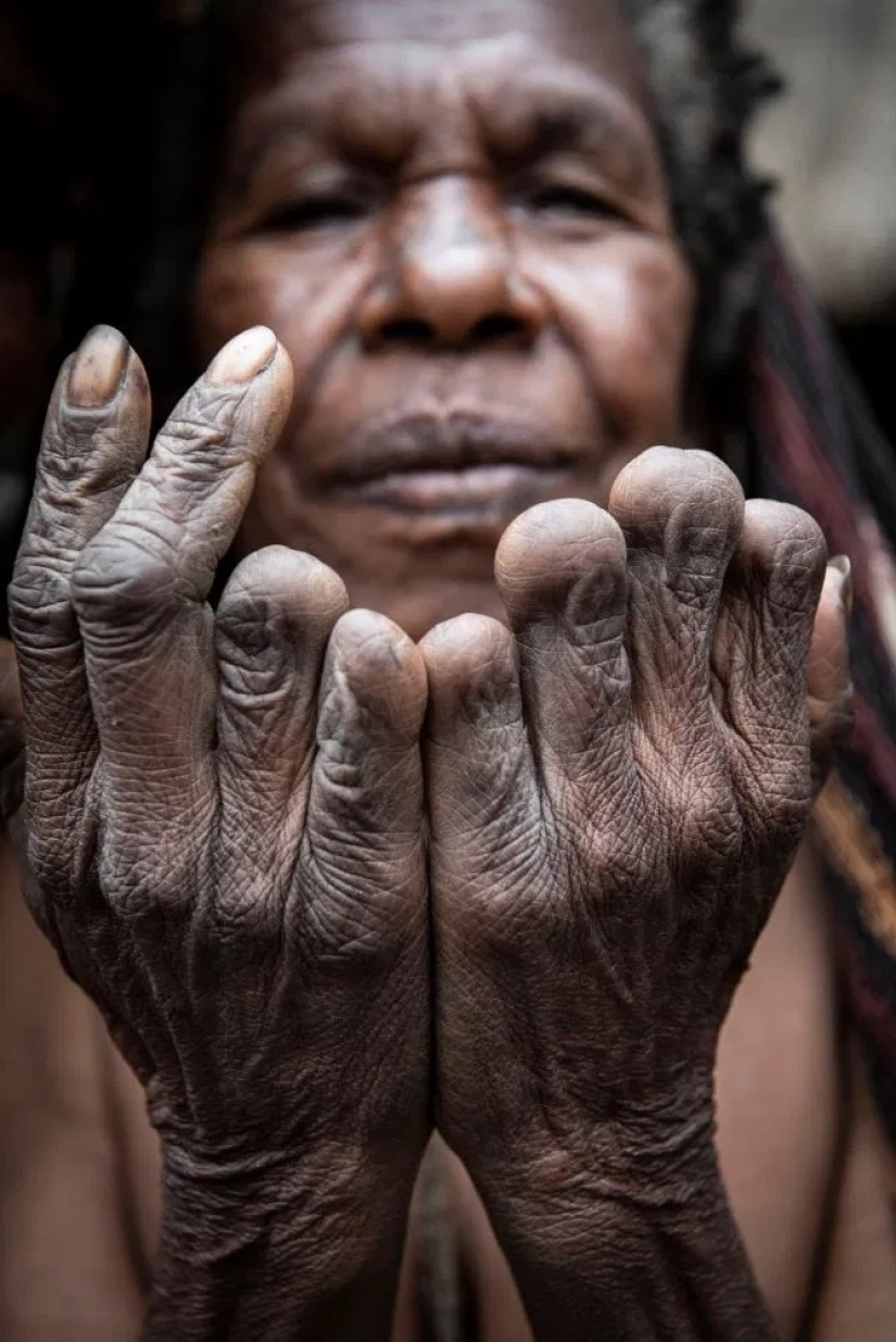El espíritu de los antepasados: en una tribu de Papúa ahumado momias de los líderes de guardar para la posteridad