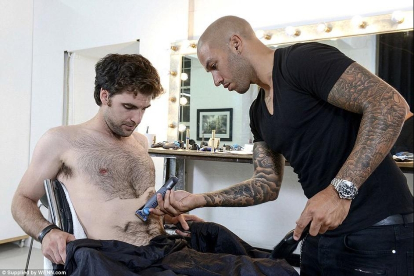 El estilista afeita los puntos de referencia del mundo del cabello en el pecho masculino.