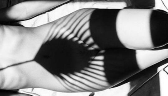 El fotógrafo Emilio Jiménez cubrió a las chicas desnudas con una sombra natural