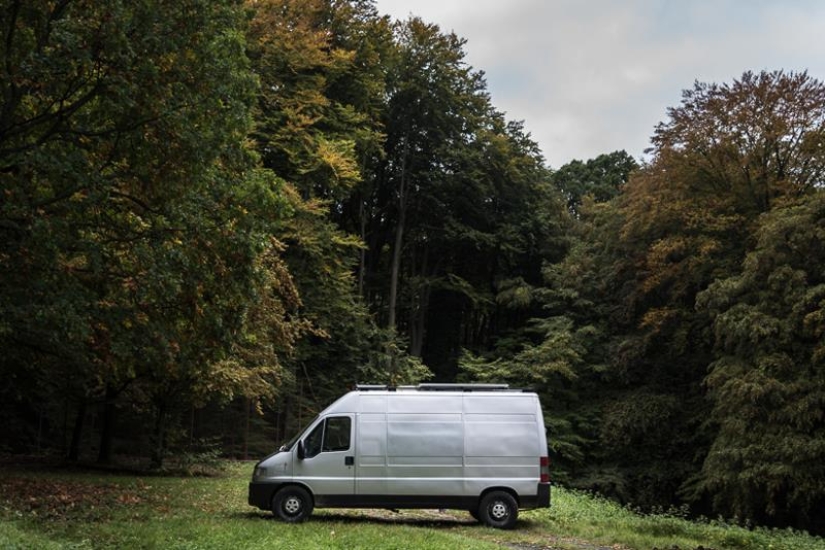 El fotógrafo hizo una casa móvil acogedora y cómoda con una camioneta de 16 años