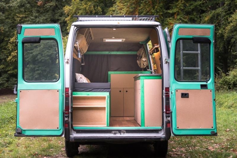 El fotógrafo hizo una casa móvil acogedora y cómoda con una camioneta de 16 años