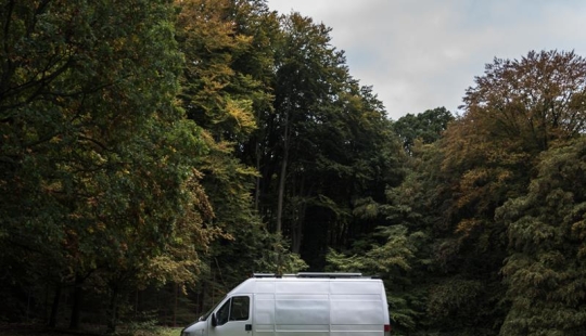 El fotógrafo hizo una casa móvil acogedora y cómoda con una camioneta de 16 años El fotógrafo hizo una casa móvil acogedora y cómoda con una camioneta de 16 años