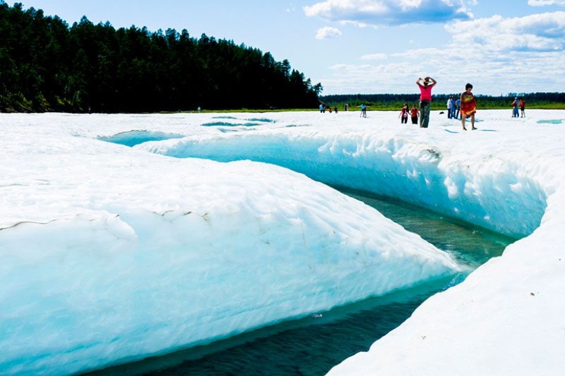El hielo de la playa de Buluus, la existencia de la cual es difícil de creer