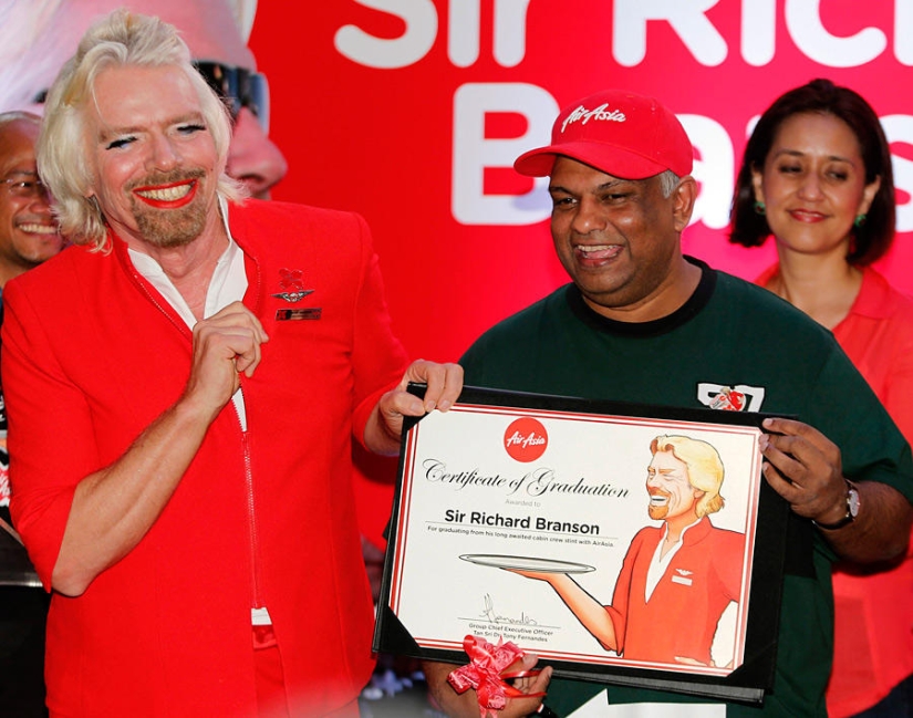 El hombre dijo, el hombre hizo: el director ejecutivo de Virgin, Richard Branson, se convierte en asistente de vuelo